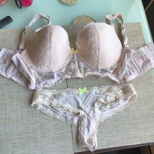 Victoria’s Secret Set Bra + Thong Panty